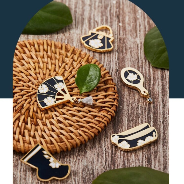 "meta_description": "Grace your attire with a Hanbok Brooch featuring Korea's Rose of Sharon for timeless elegance.",