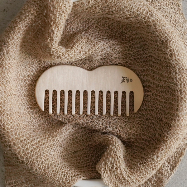 K-Heritage Apple Gua Sha Comb with Quilted Korean Jacket (Jeogori)