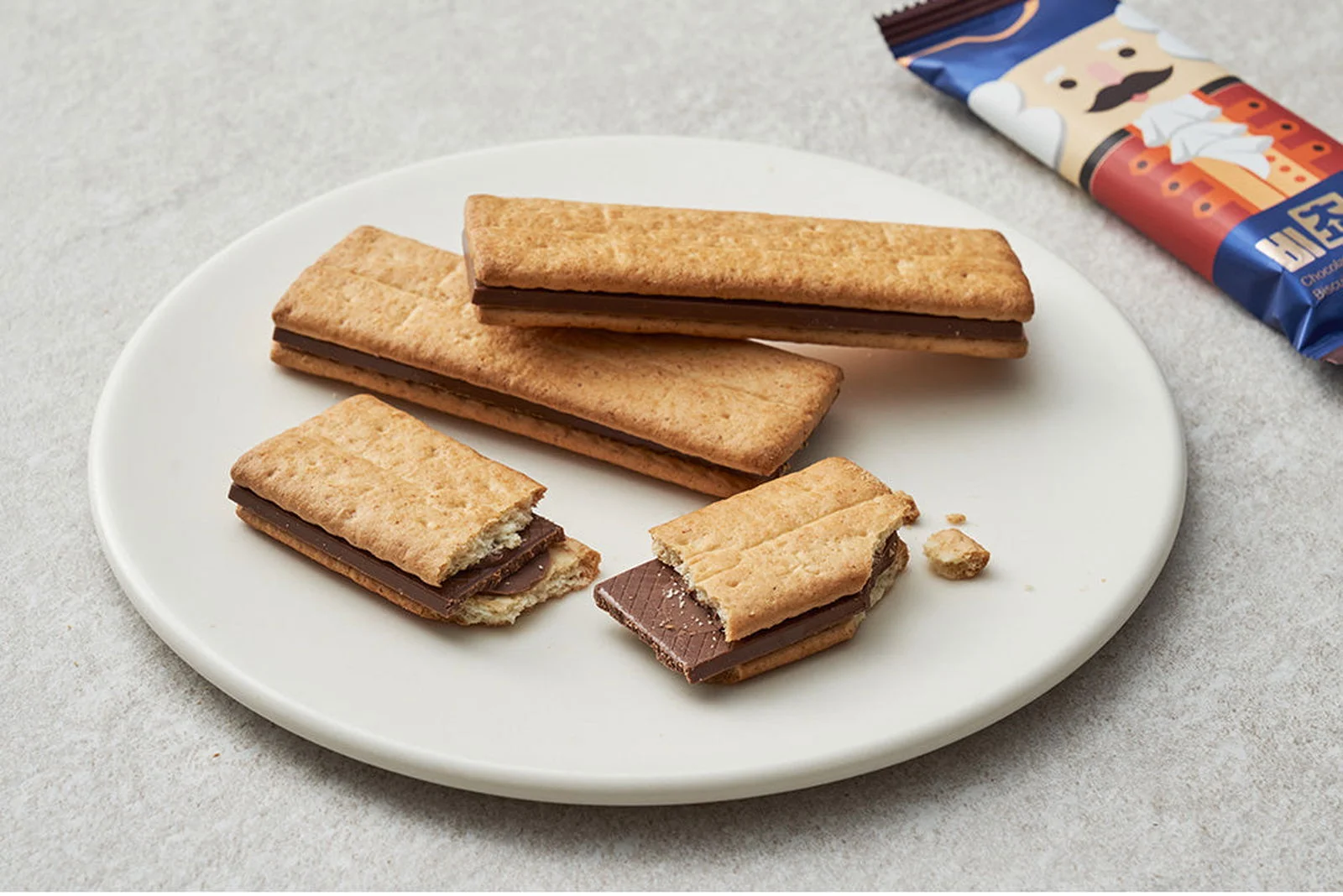 Orion Bee Chovy whole chocolate biscuit, 125g, 4 pieces - EmpressKorea