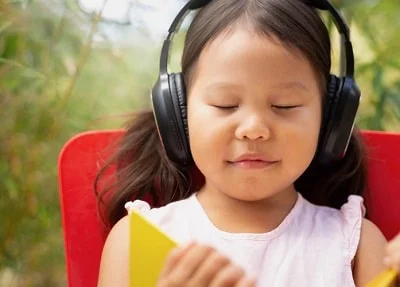 girl-listening-earphones-istock-globalmoments-400x-min