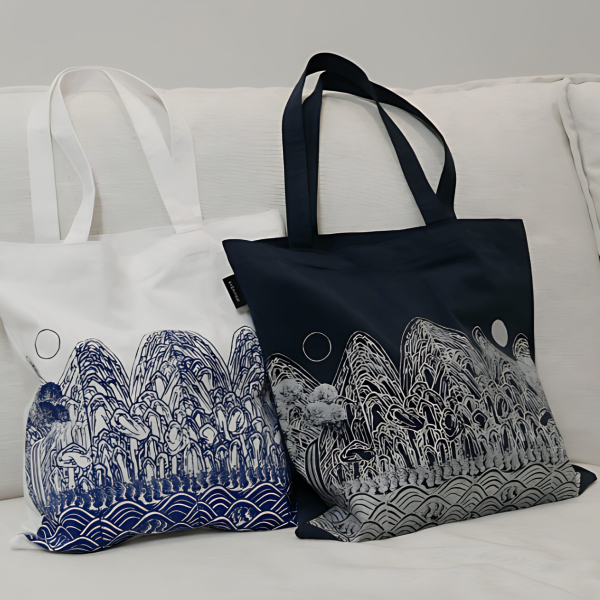 "meta_description": "Discover the K-Heritage Ilwolobongdo Eco Bag, a Korean souvenir blending tradition with modern style.",