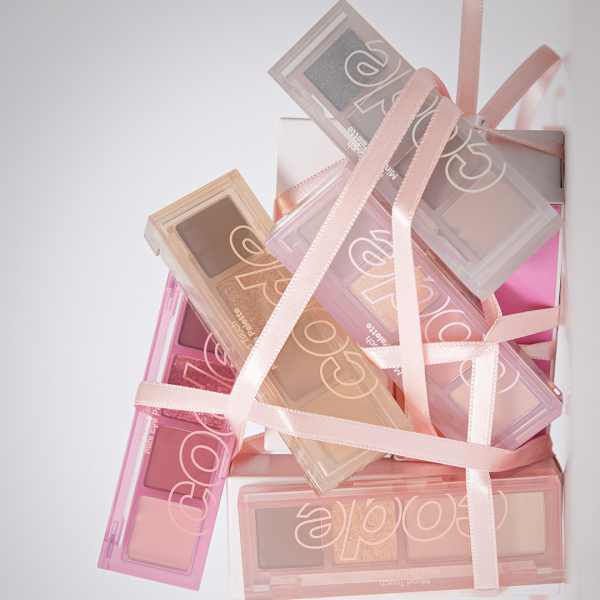 "meta_description": "Discover Glint by VDIVOV Mini Eye Palette for dreamy, elegant eye looks.",