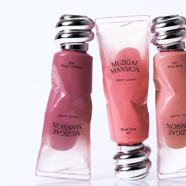 "meta_description": "Get vibrant 3D lips with MUZIGAE MANSION OBJET GLOSSY lip gloss. Experience long-lasting hydration and a natural tint.",