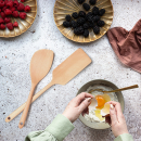 "meta_description": "Eco-friendly wooden utensils by LEESHIN bring sustainability and style to your kitchen.",