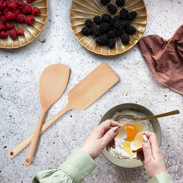 "meta_description": "Eco-friendly wooden utensils by LEESHIN bring sustainability and style to your kitchen.",