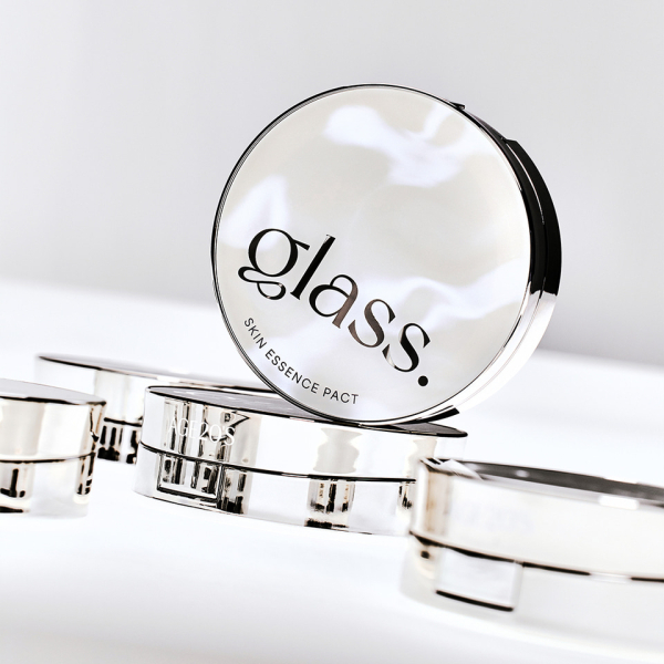 AGE20’s Glass Skin Essence Pact Glow with Refill
