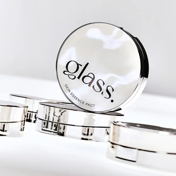 AGE20’s Glass Skin Essence Pact Glow with Refill