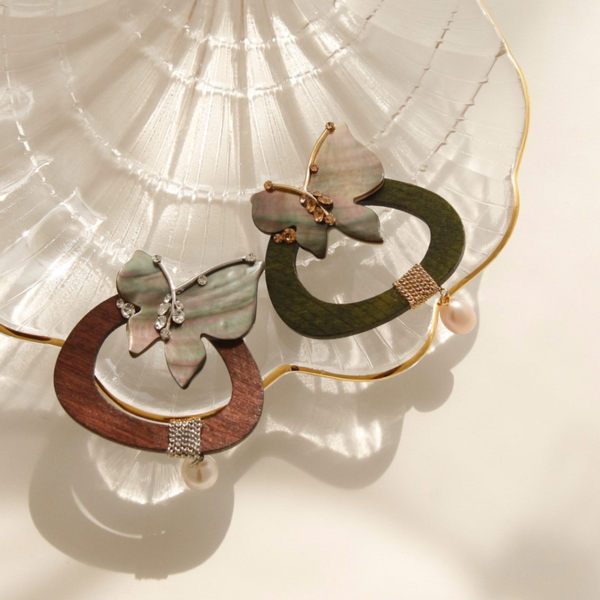 Elegant Mother-of-Pearl Butterfly Round Wood Pearl Brooch (Bb0368)