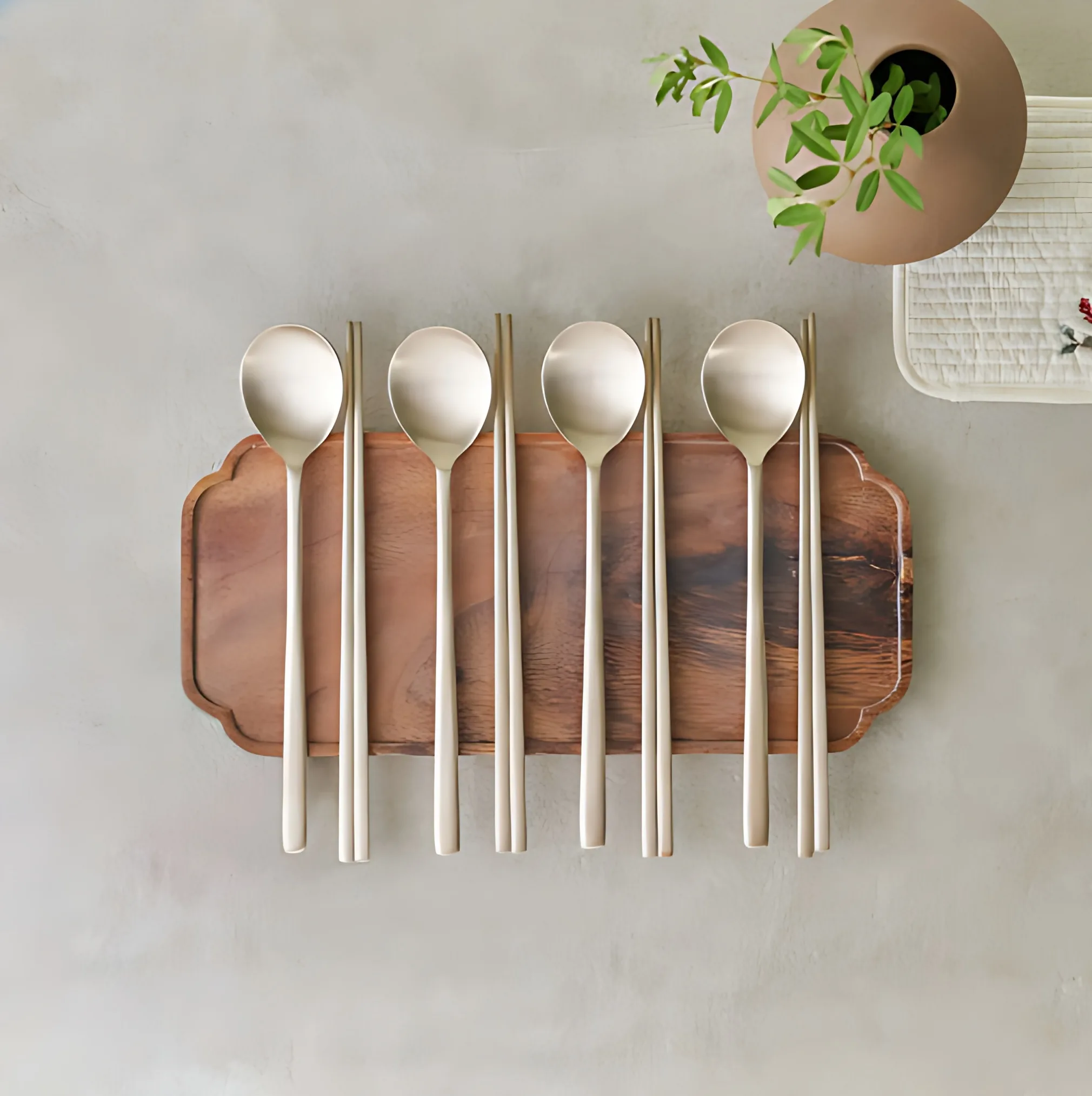 Gwangmyeong Yugi Traditional Brass 4-Person Spoon & Chopsticks Set (Free Quilted Pouch Included)
