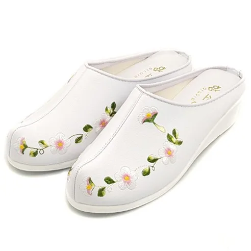 Korean Traditional Hanbok Shoes Wedding Dress Slippers 4cm Heel Plum Blossom Embroidery - Image 2