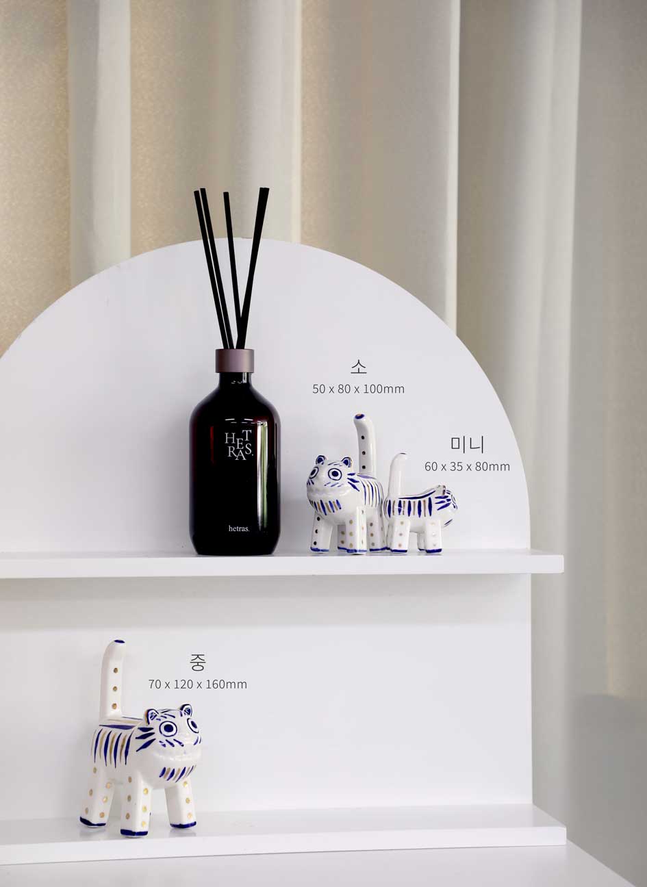 Korean Folk Village Baekja Cheonghwa Tiger Object - White Porcelain Blue-Underglaze Tiger Ornament Detail