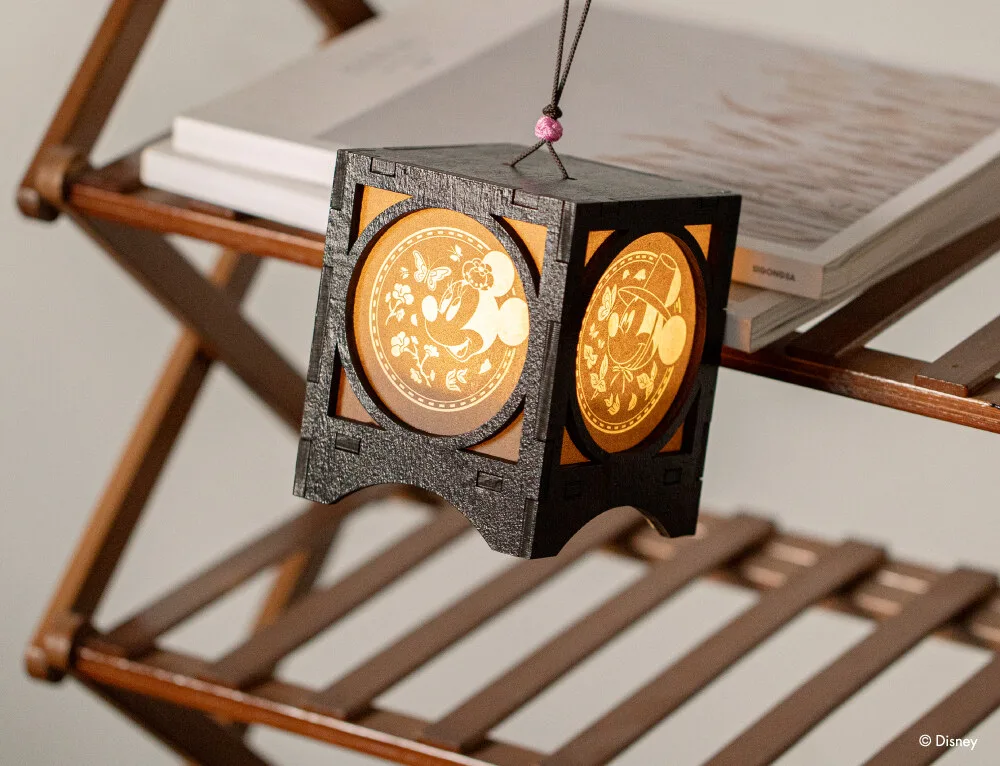 ARTIST COLLABORATION Mickey Mother-of-pearl Mood Light Detail