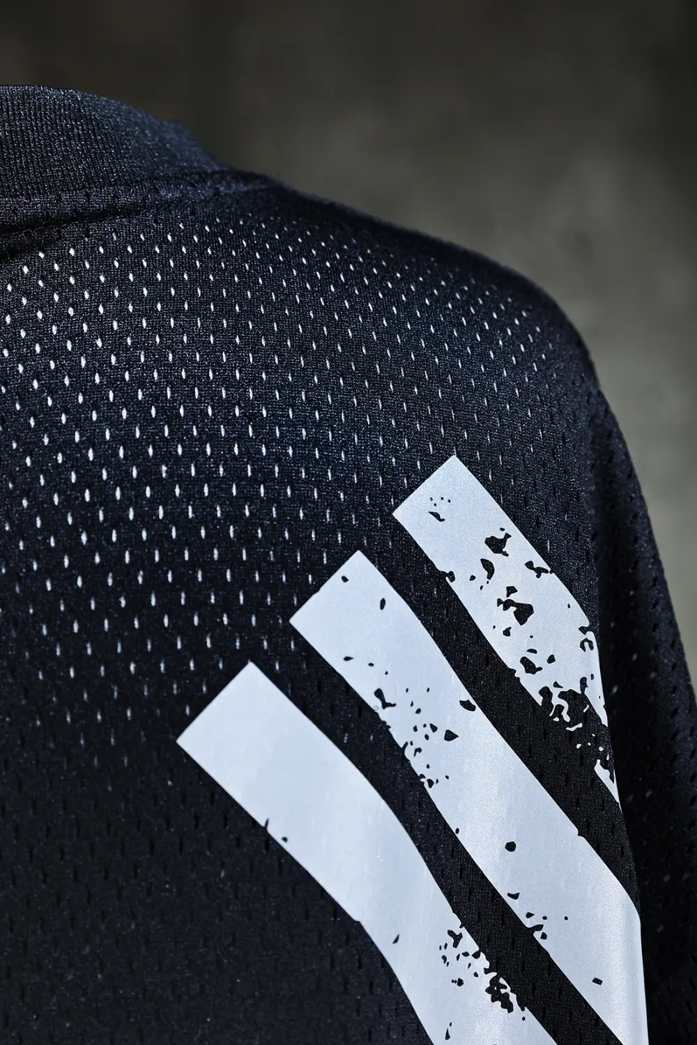 ByTheR Reflective Taegeukgi V-Neck Mesh Short-Sleeve T-Shirt Black Detail