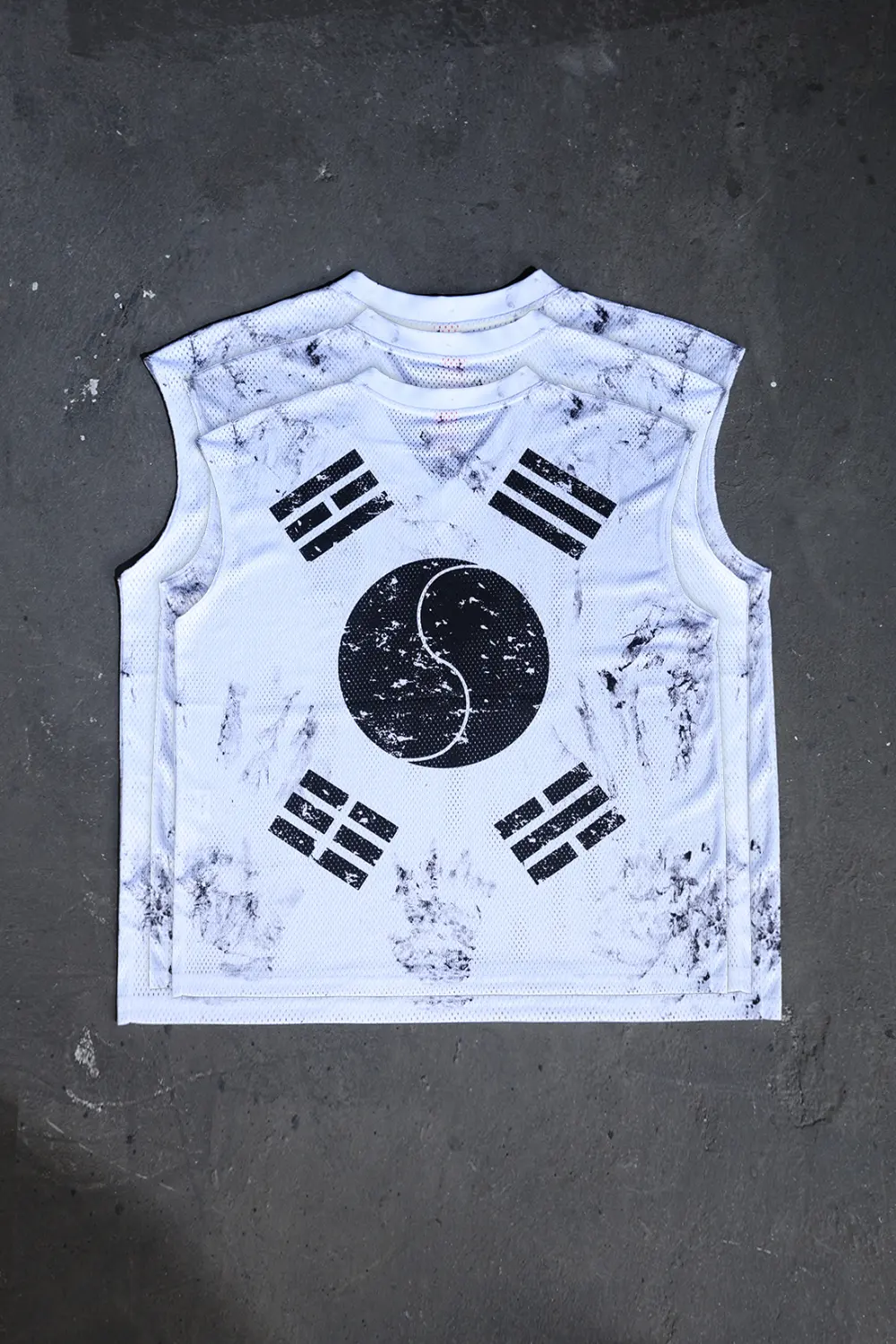 BYTHER Rough Paint Korean Flag V-Neck Mesh Cut-Off Sleeveless Top White Detail