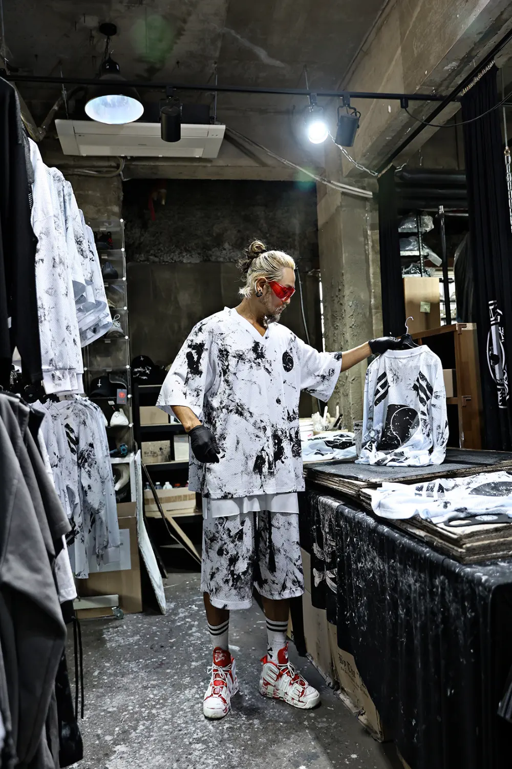 BYTHER Rough Paint Korean Flag V-Neck Mesh Cut-Off Sleeveless Top White Detail
