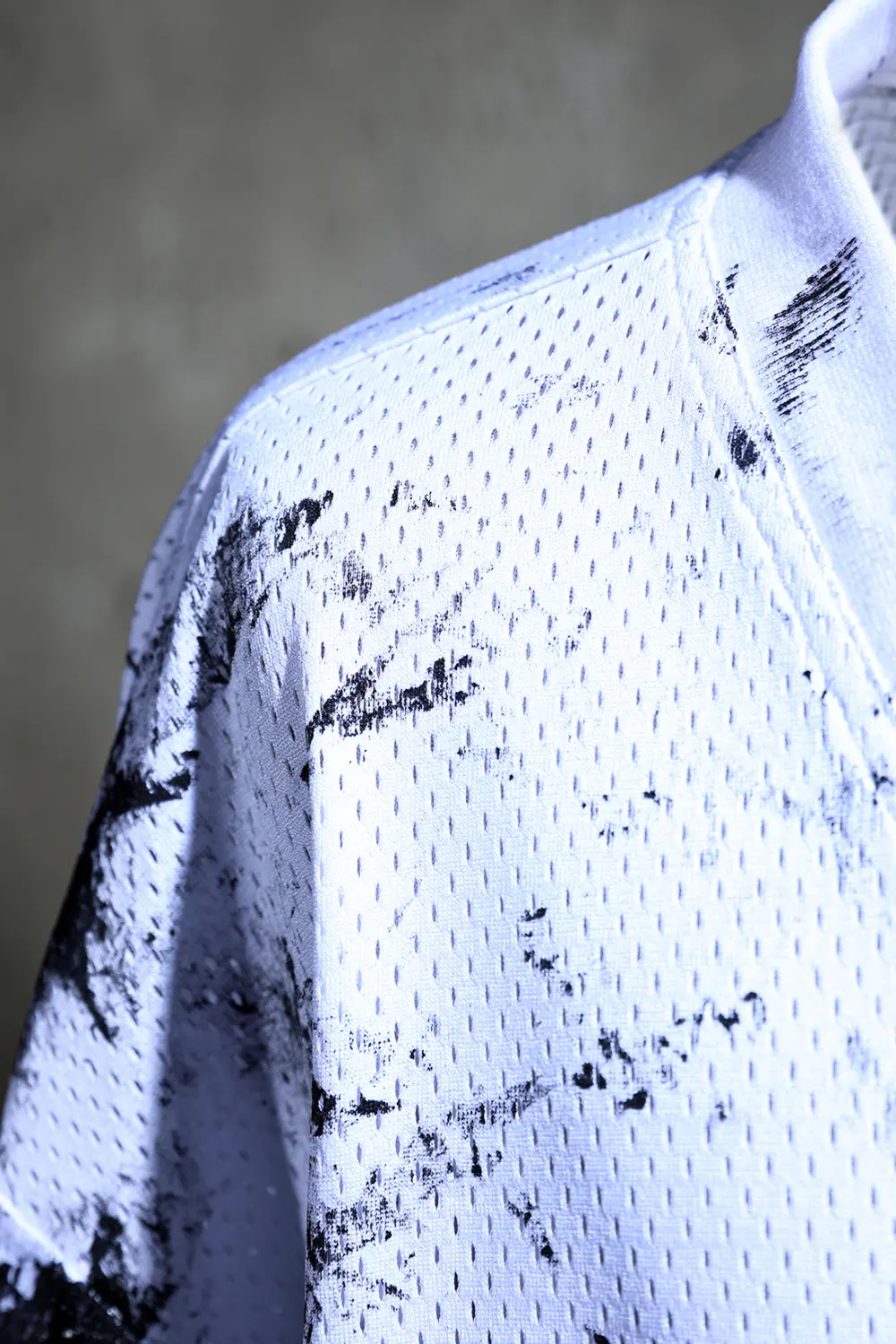 ByTheR Rough-Painted Korean Flag V-Neck Mesh Short-Sleeve T-Shirt White Detail