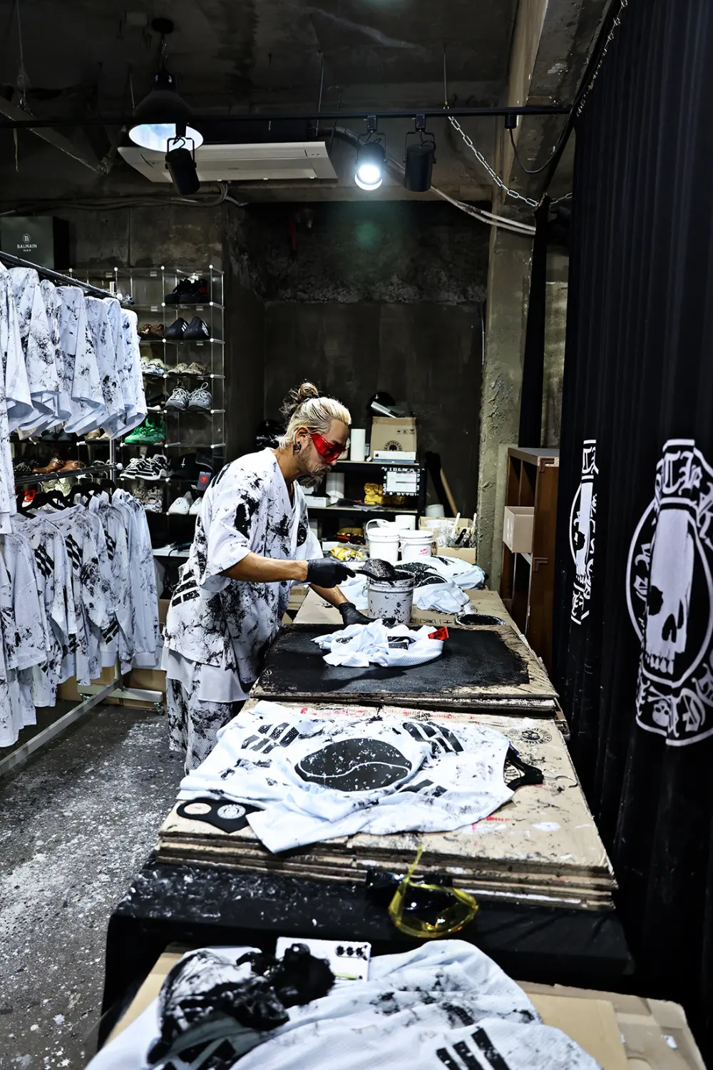ByTheR Rough-Painted Korean Flag V-Neck Mesh Short-Sleeve T-Shirt White Detail