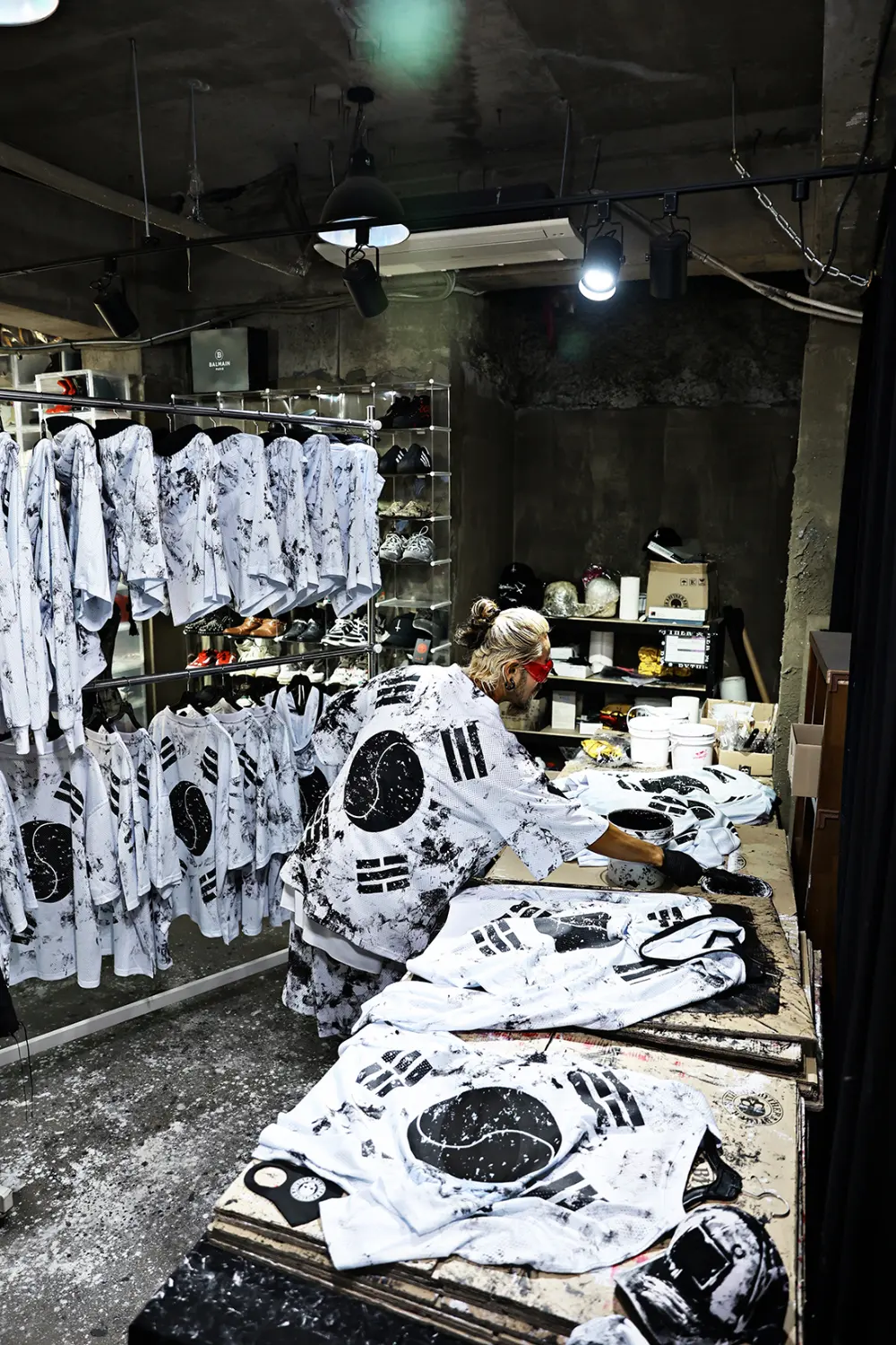 ByTheR Rough-Painted Korean Flag V-Neck Mesh Short-Sleeve T-Shirt White Detail
