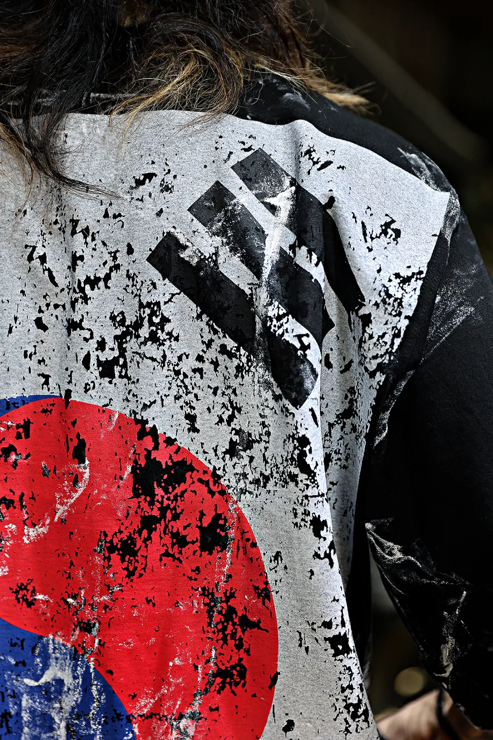 BYTHER Rough-Painted Korean Flag Loose-Fit Black Short-Sleeve T-Shirt Detail