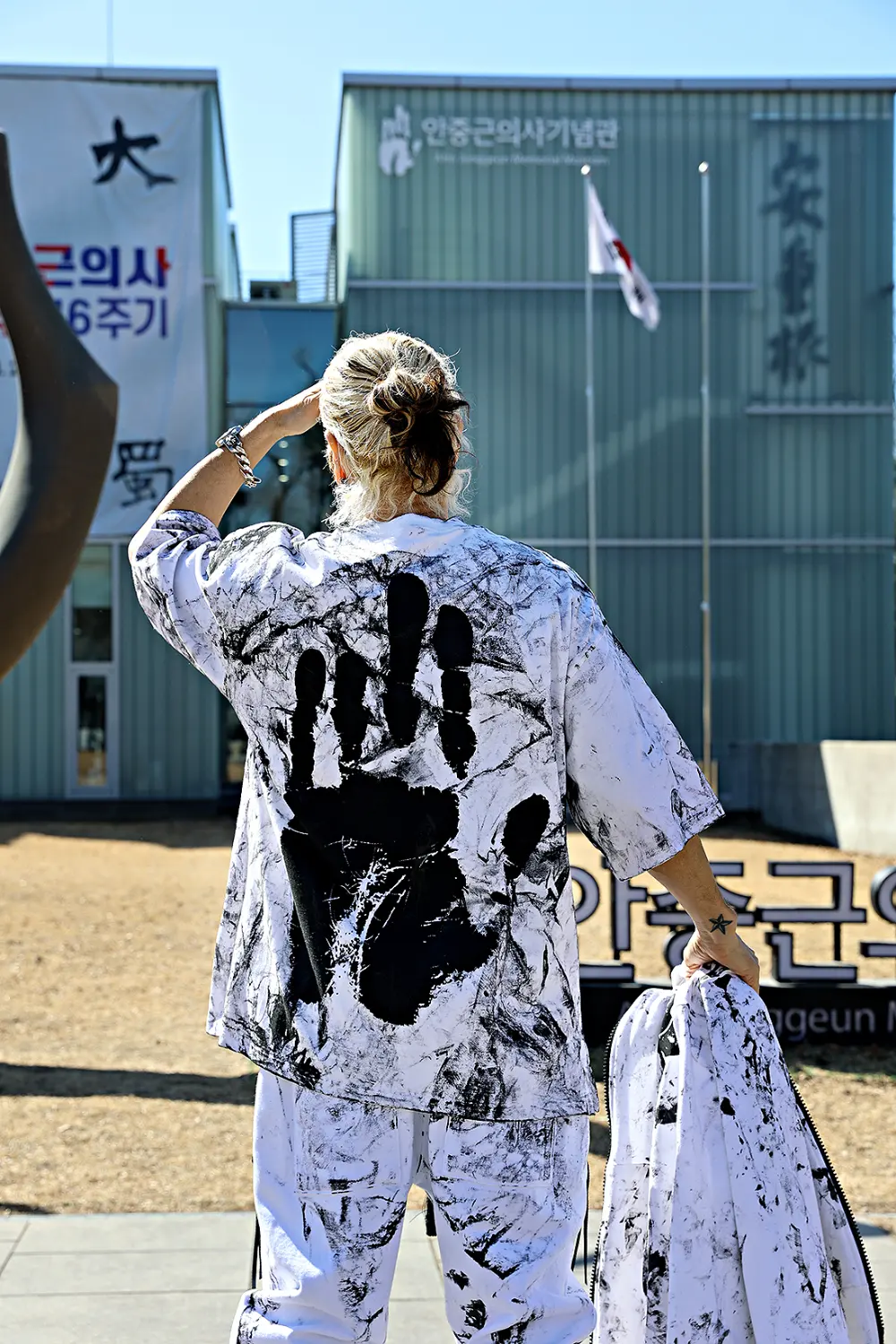 ByTheR Rough Painting Ahn Jung-geun Handprint Loose Fit Short Sleeve T-Shirt White Detail