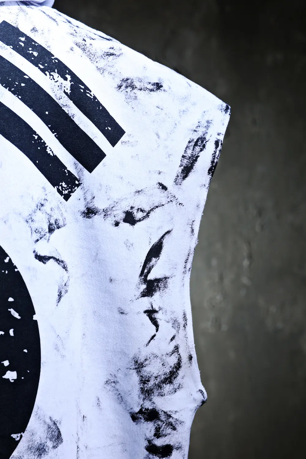 ByTheR Rough Painting Black Korean Flag Cut-Off Sleeveless Hoodie White Detail