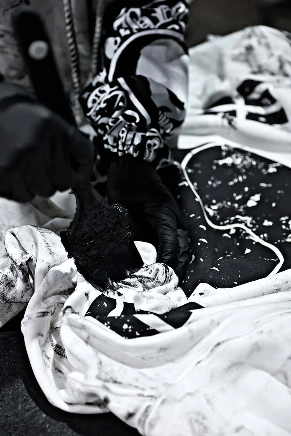 ByTheR Rough Painting Black Korean Flag Cut-Off Sleeveless Hoodie White Detail