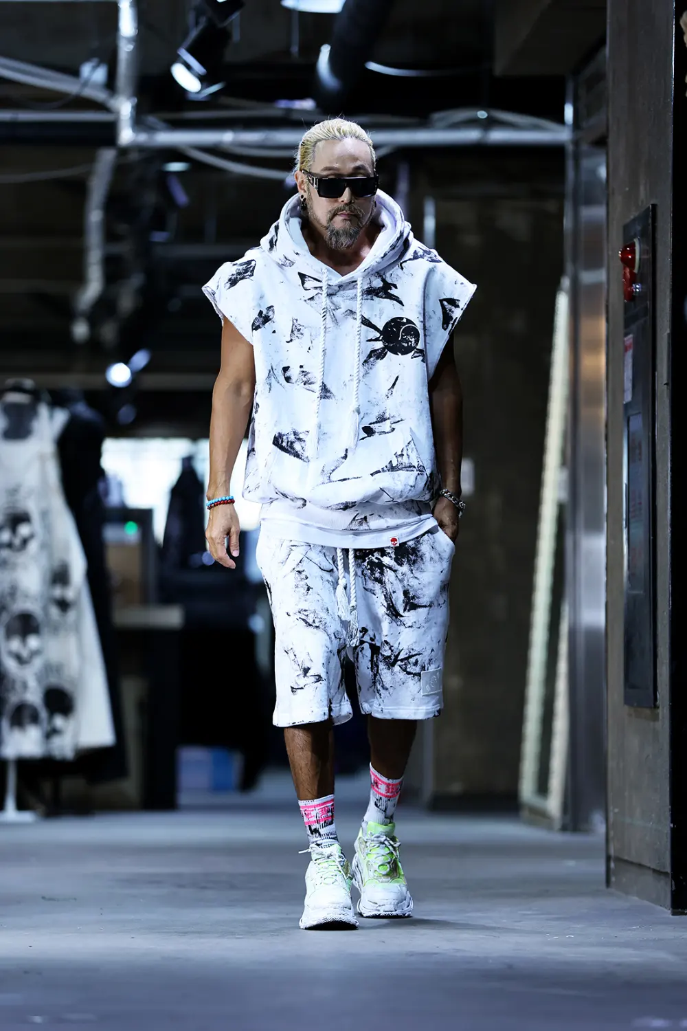ByTheR Rough Painting Black Korean Flag Cut-Off Sleeveless Hoodie White Detail