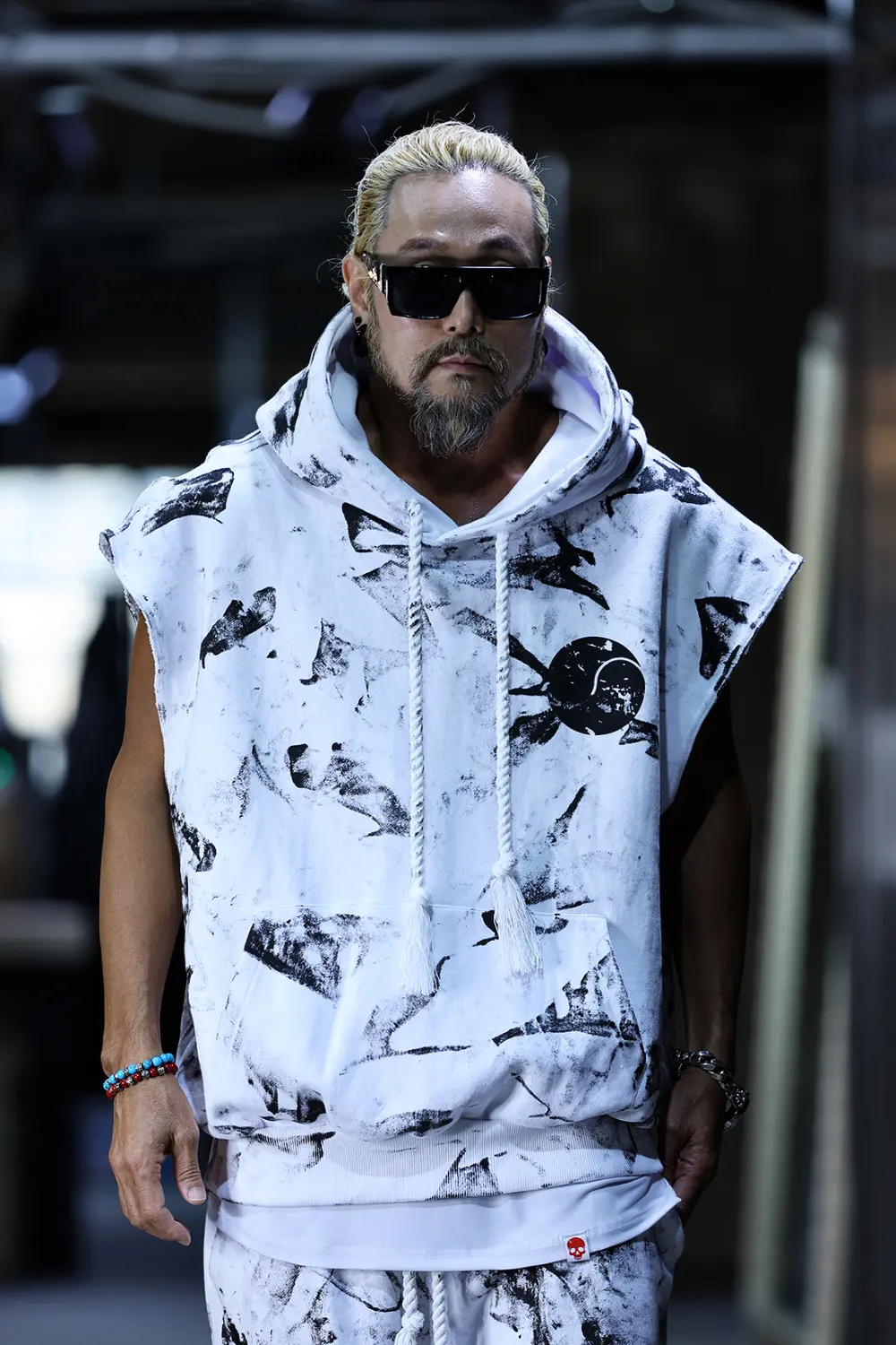 ByTheR Rough Painting Black Korean Flag Cut-Off Sleeveless Hoodie White Detail