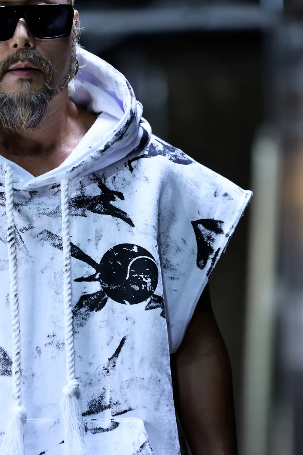 ByTheR Rough Painting Black Korean Flag Cut-Off Sleeveless Hoodie White Detail
