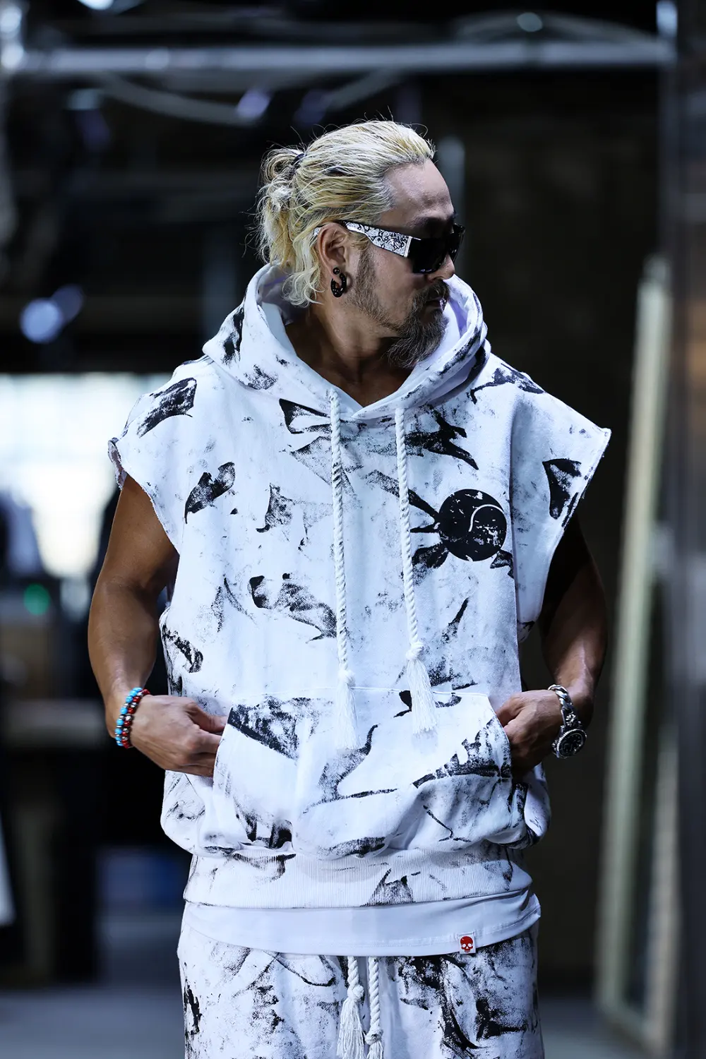 ByTheR Rough Painting Black Korean Flag Cut-Off Sleeveless Hoodie White Detail