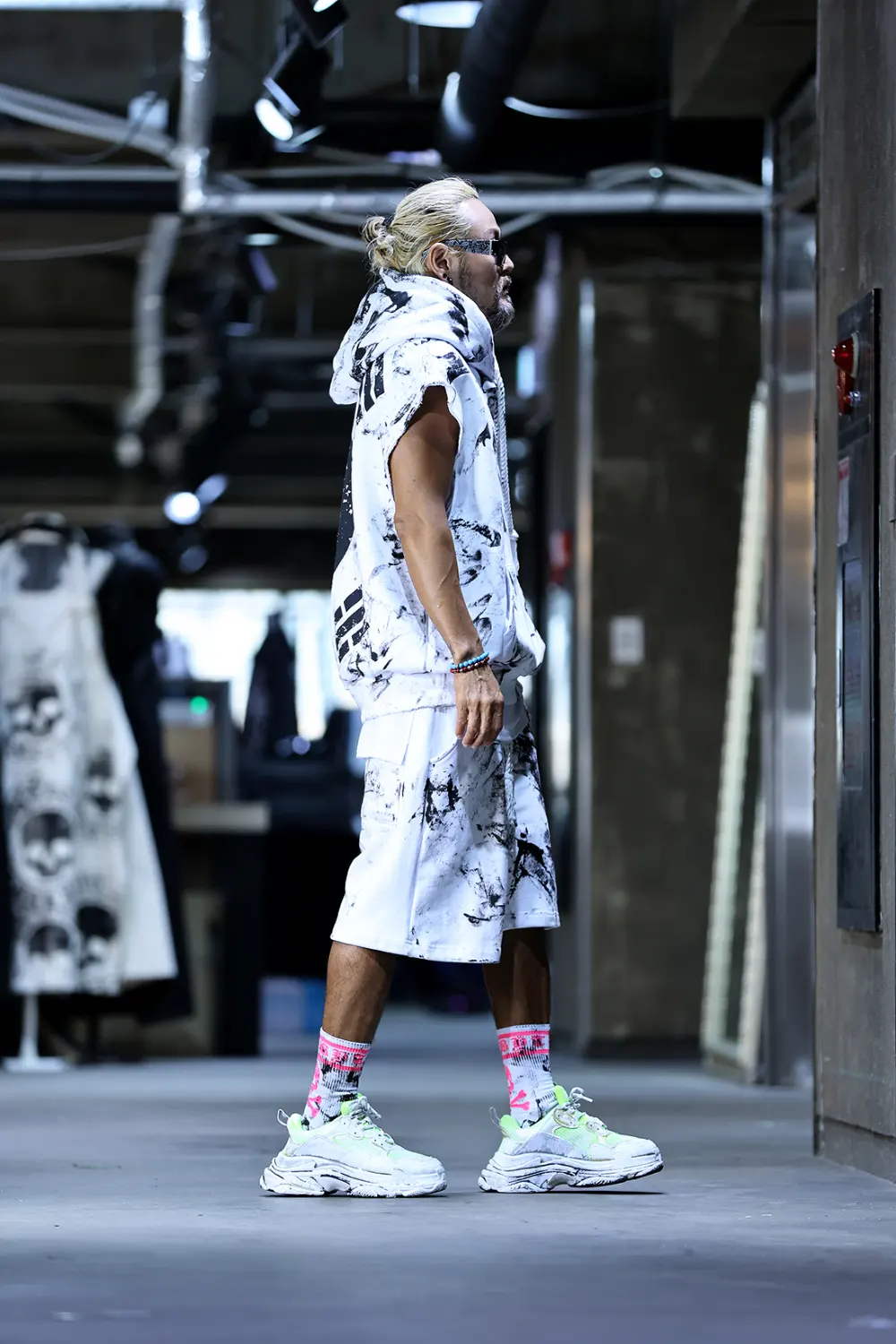 ByTheR Rough Painting Black Korean Flag Cut-Off Sleeveless Hoodie White Detail