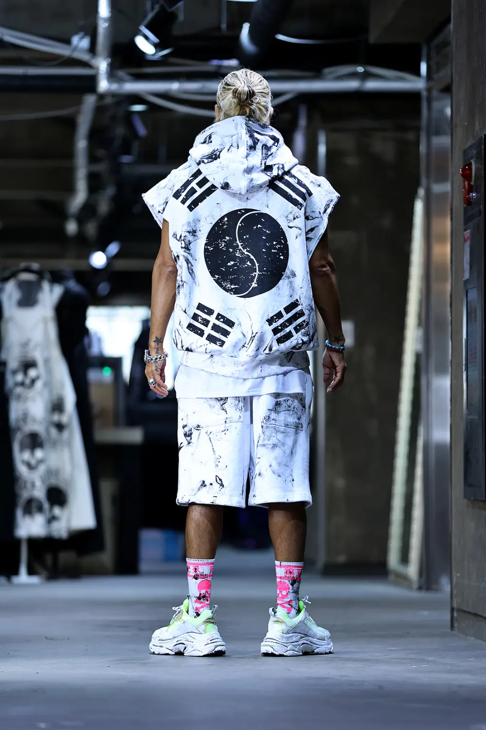 ByTheR Rough Painting Black Korean Flag Cut-Off Sleeveless Hoodie White Detail