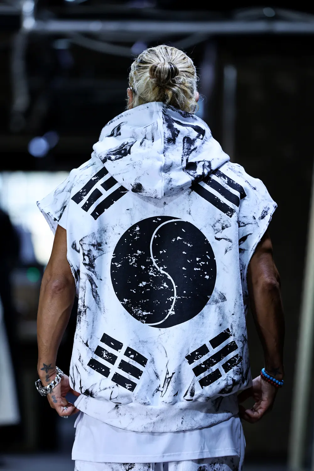 ByTheR Rough Painting Black Korean Flag Cut-Off Sleeveless Hoodie White Detail