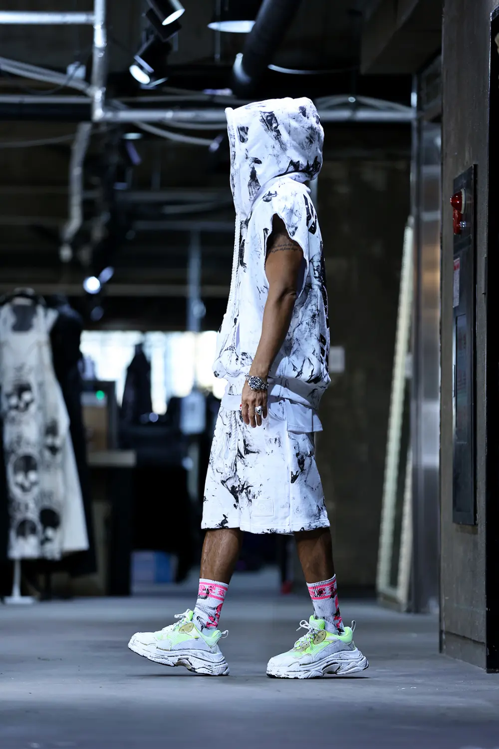 ByTheR Rough Painting Black Korean Flag Cut-Off Sleeveless Hoodie White Detail