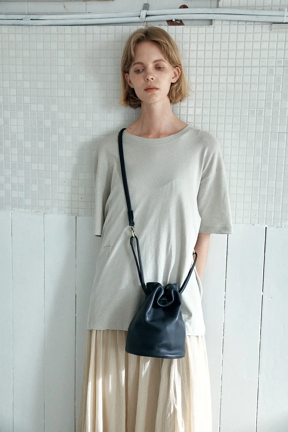 YURT LINGLING Leather Bucket Bag (2 Colors) Detail