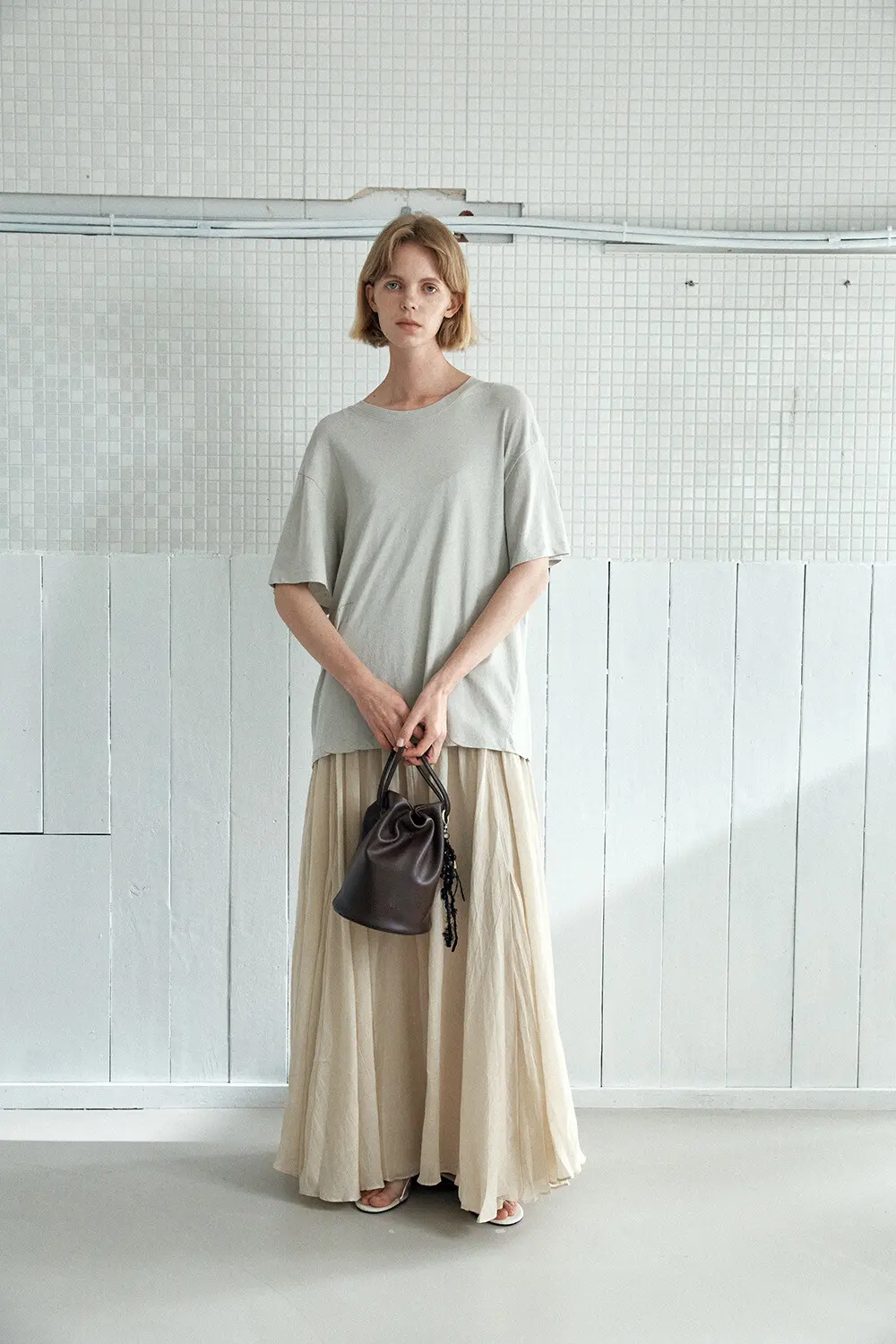 YURT LINGLING Leather Bucket Bag (2 Colors) Detail