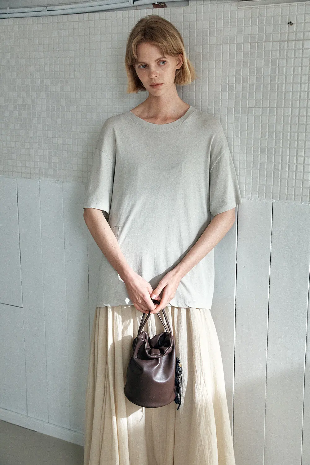 YURT LINGLING Leather Bucket Bag (2 Colors) Detail