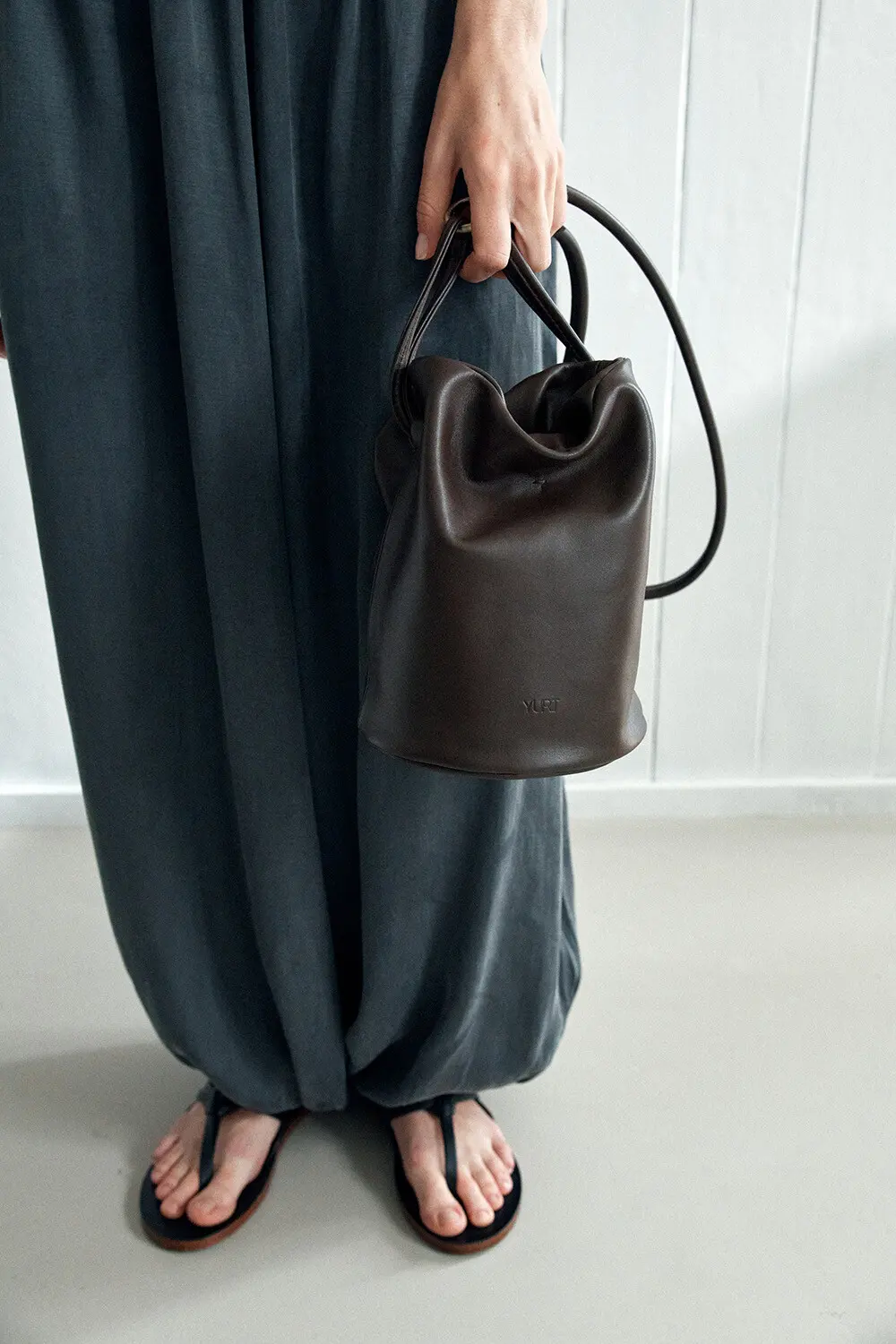 YURT LINGLING Leather Bucket Bag (2 Colors) Detail