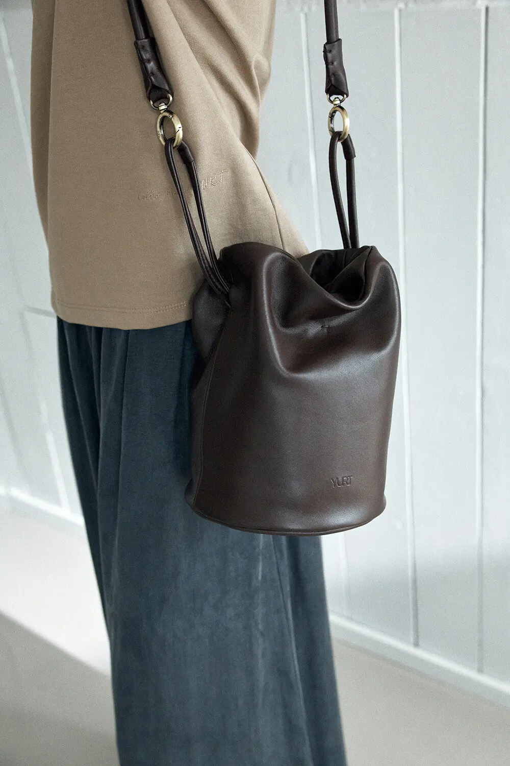 YURT LINGLING Leather Bucket Bag (2 Colors) Detail