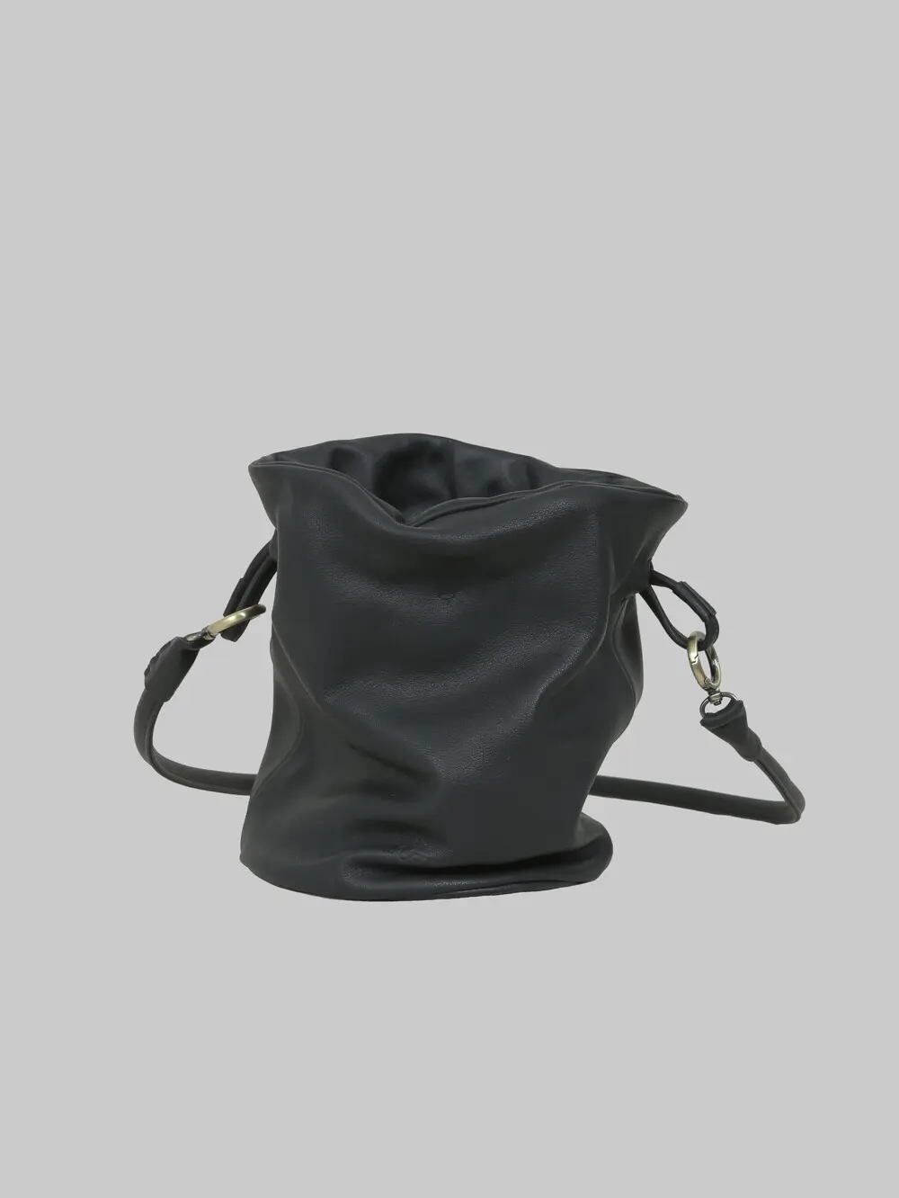 YURT LINGLING Leather Bucket Bag (2 Colors) Detail