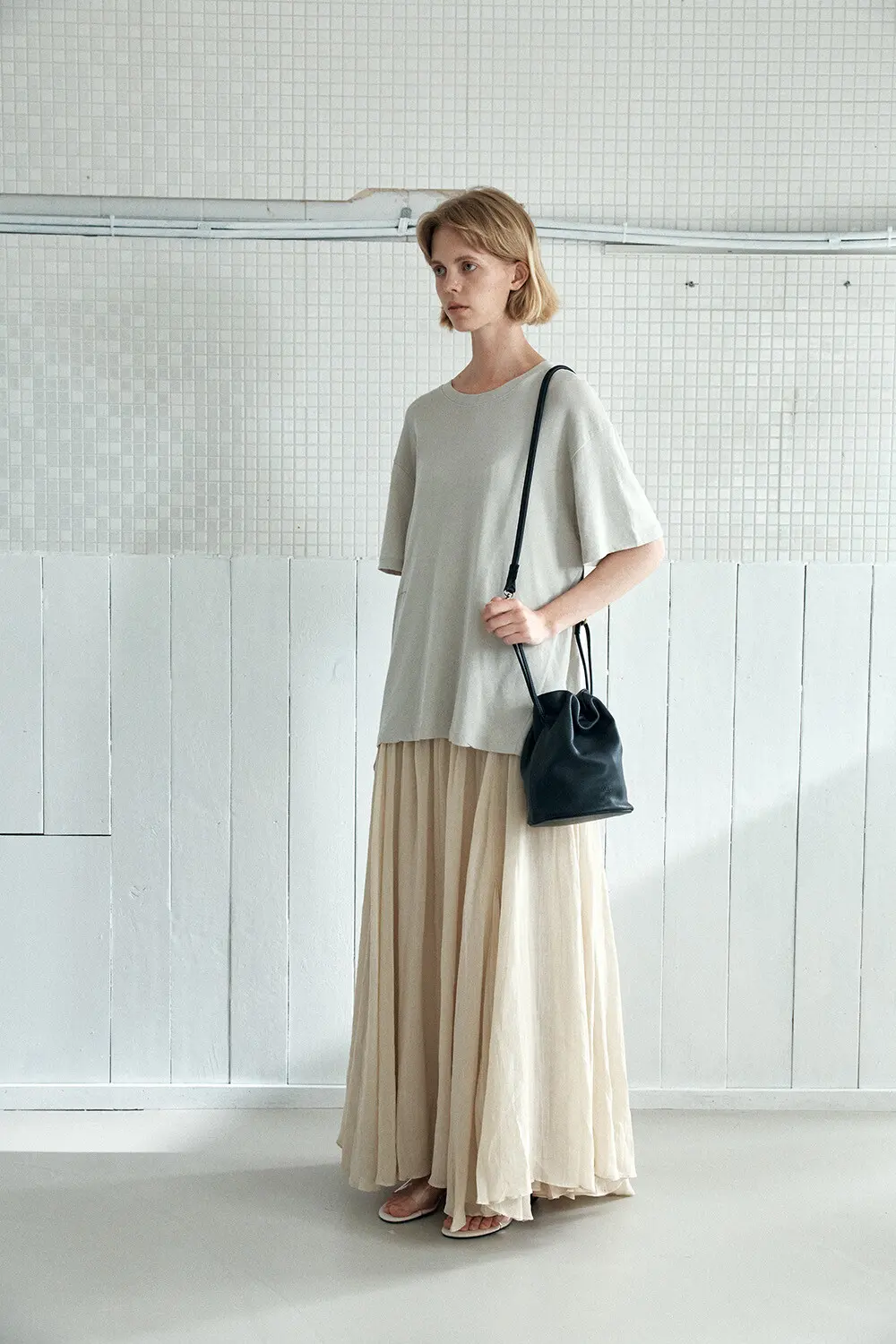 YURT LINGLING Leather Bucket Bag (2 Colors) Detail