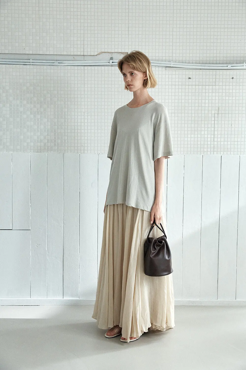 YURT LINGLING Leather Bucket Bag (2 Colors) Detail