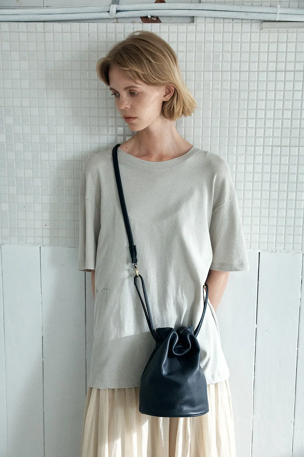 YURT LINGLING Leather Bucket Bag (2 Colors) Detail