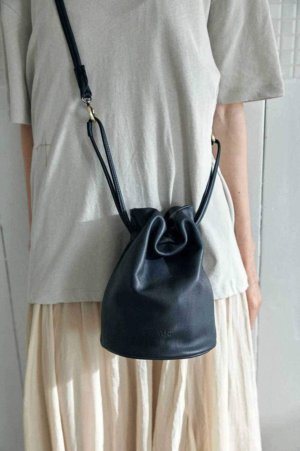 YURT LINGLING Leather Bucket Bag (2 Colors) Detail