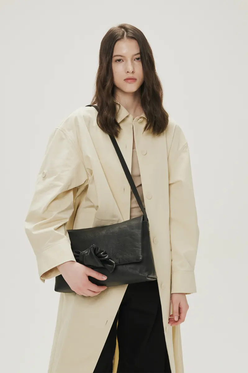 YURT NOTTI Bag (L) Black Leather Knotted Flap Shoulder Bag