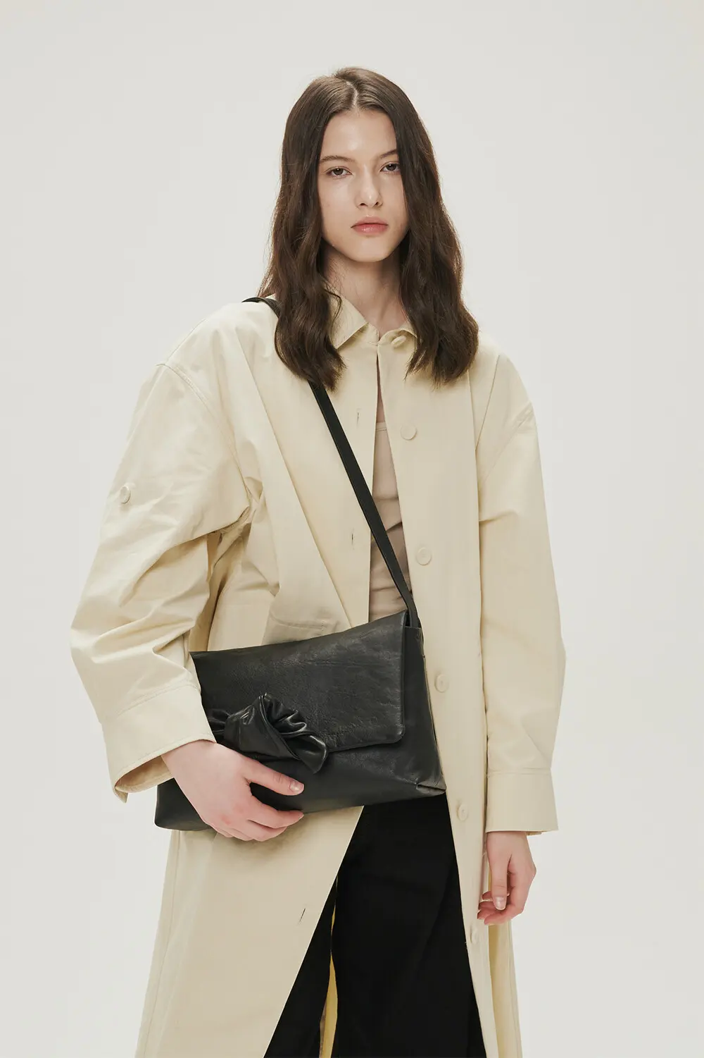 YURT NOTTI Bag (L) Black Leather Knotted Flap Shoulder Bag Detail