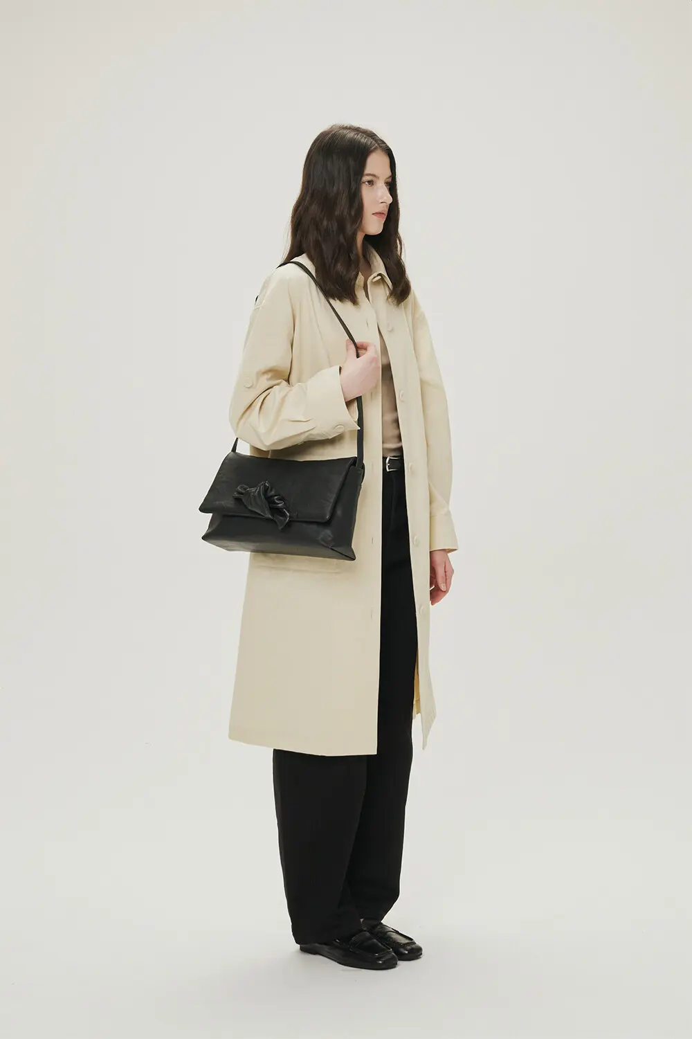 YURT NOTTI Bag (L) Black Leather Knotted Flap Shoulder Bag Detail