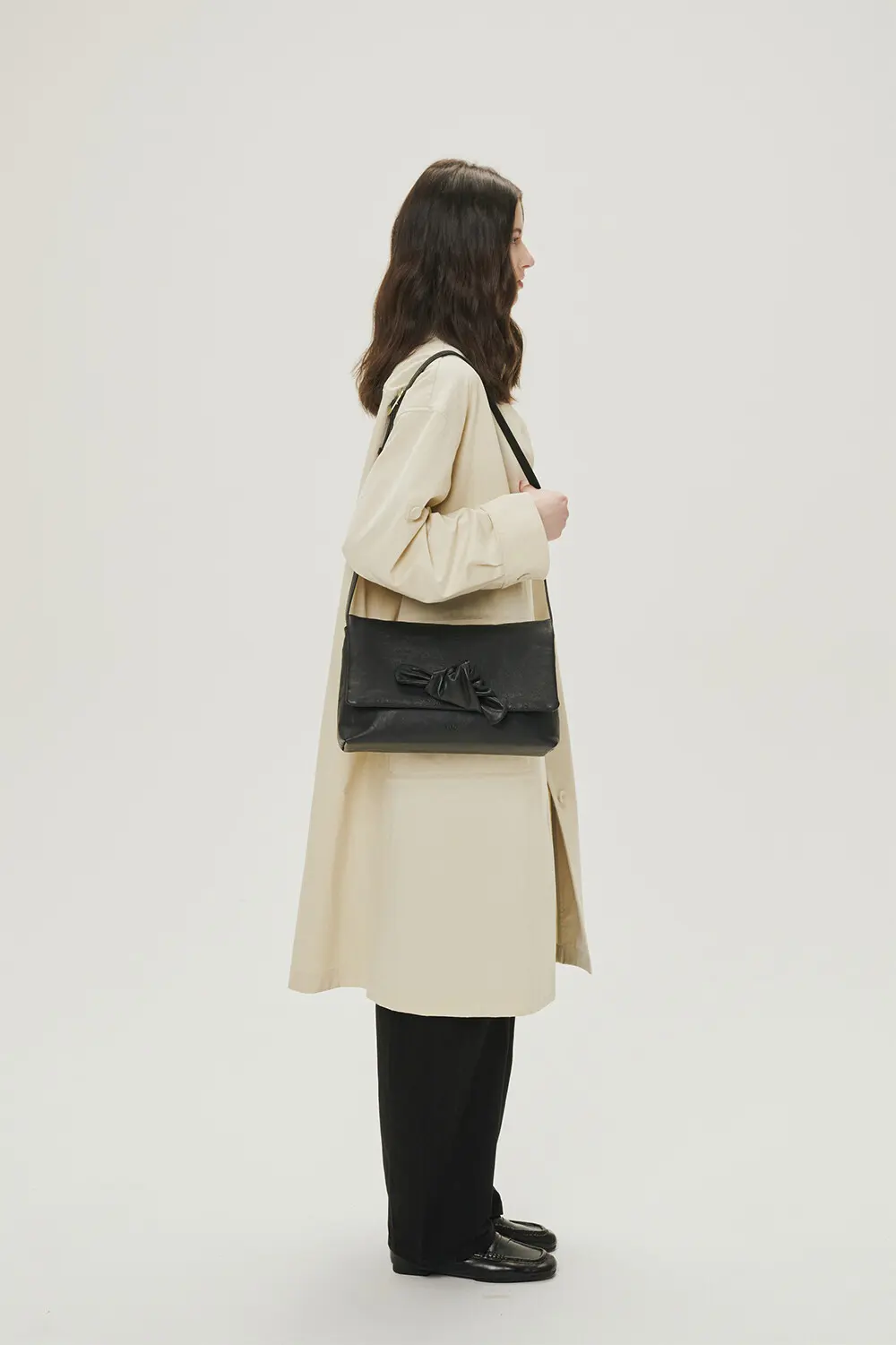YURT NOTTI Bag (L) Black Leather Knotted Flap Shoulder Bag Detail