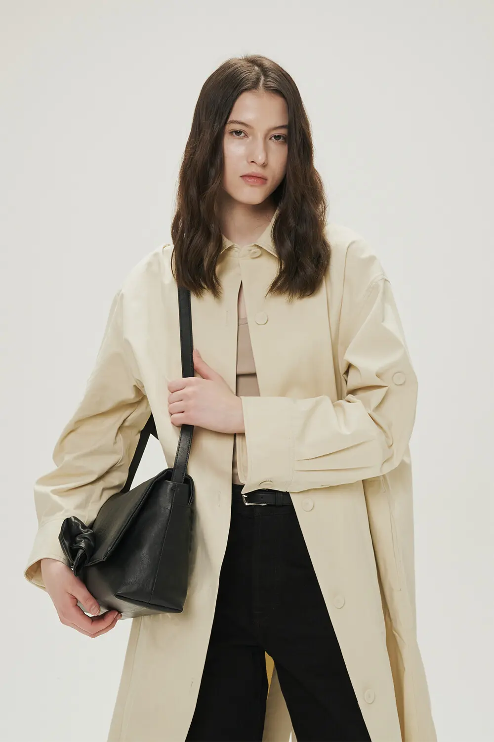 YURT NOTTI Bag (L) Black Leather Knotted Flap Shoulder Bag Detail