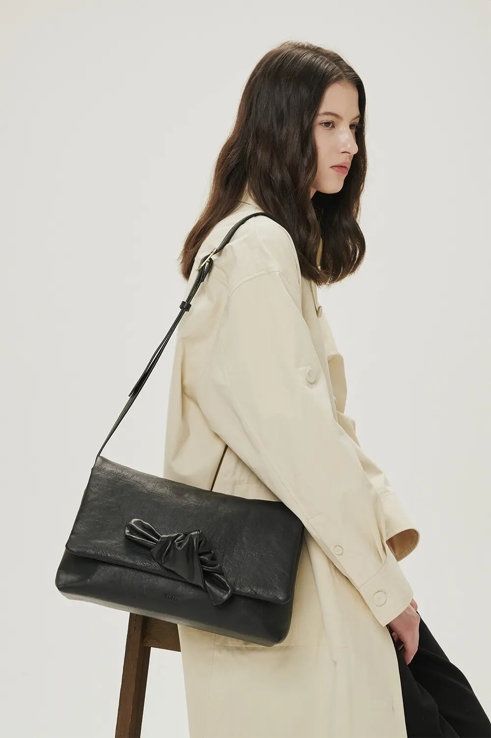YURT NOTTI Bag (L) Black Leather Knotted Flap Shoulder Bag Detail